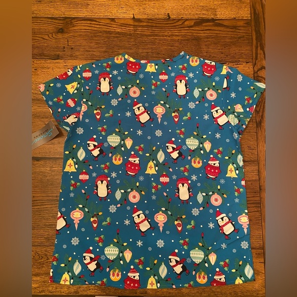 NWT Serene Uniforms Christmas Scrub Top Size Small Penguins and Ornaments - Picture 2 of 2